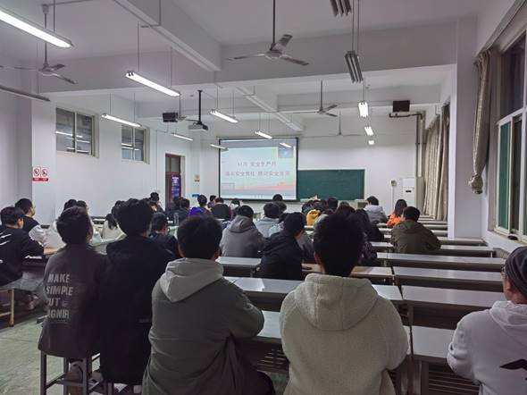 说明: D:\desktop\电信学院-观看防火安全防范应急培训照片\微信图片_20211117210057.jpg